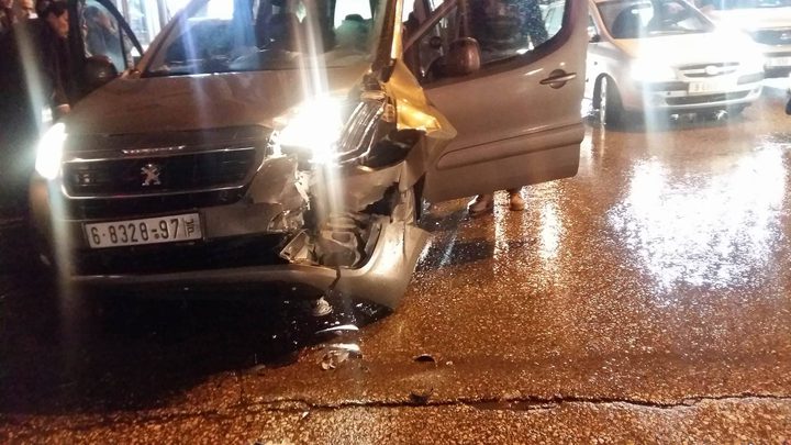إصابة 10 مواطنين في حادثي سير