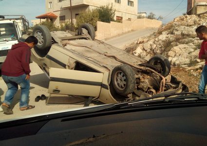 بالصور: إصابة مواطنين بحادث انقلاب مركبة في نابلس
