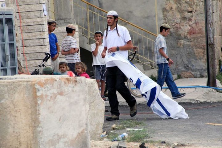 مستوطنون يعتدون على مواطنين بالضرب وسط الخليل