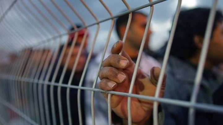 خمسة أسرى يدخلون أعواما جديدة في السجون