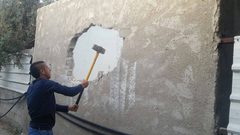 مقدسي يشرع بهدم منزله بضغط من الاحتلال