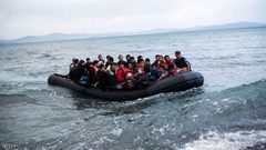 خفر السواحل البلغاري ينقذ 120 مهاجرا