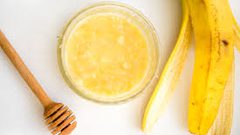 كيف يخفي  الموز التجاعيد تحت العين؟