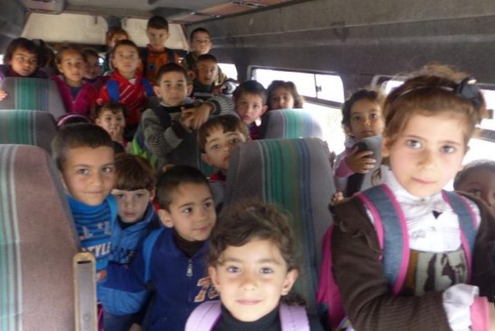 الشرطة تضبط حافلة نقل بحمولة زائدة 25 راكباً