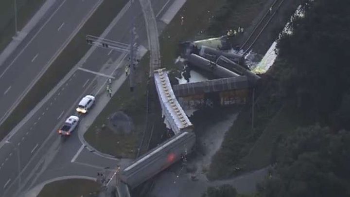 بالفيديو: خروج قطار محمل بالكبريت المنصهر عن سكته في فلوريدا