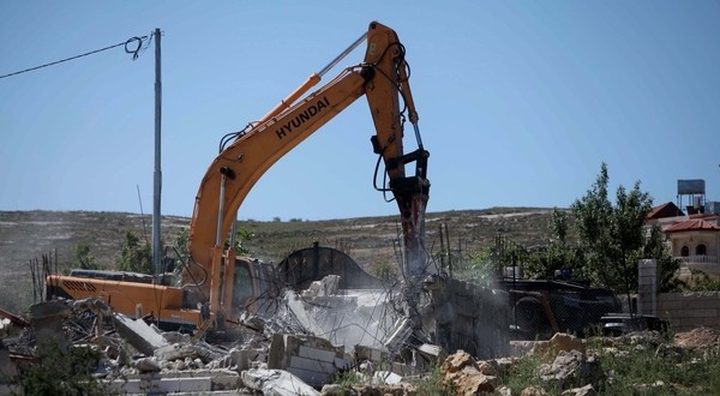 الاحتلال يهدم "بركسا" شرق الخليل