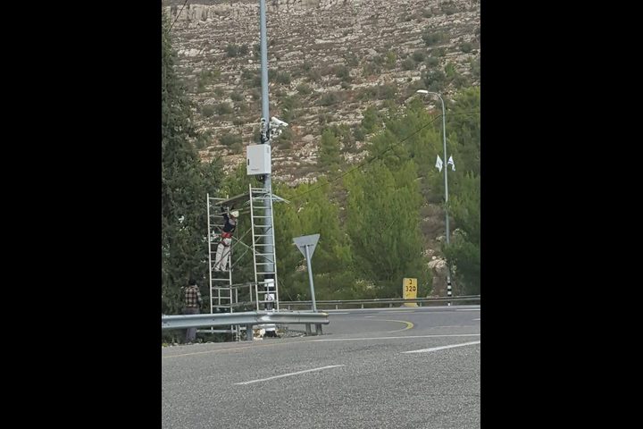 الإحتلال يُثبّت كاميرات مراقبة على مفرق "عيون الحرامية"