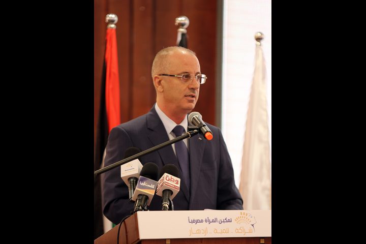 رئيس الوزراء يؤكد الوقوف إلى جانب المهددين بالتهجير في جبل البابا