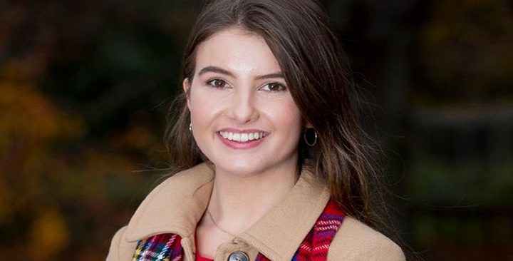 بالصور.. امرأة بكبد مزروع تشكر منقذها بعد 20 سنة!