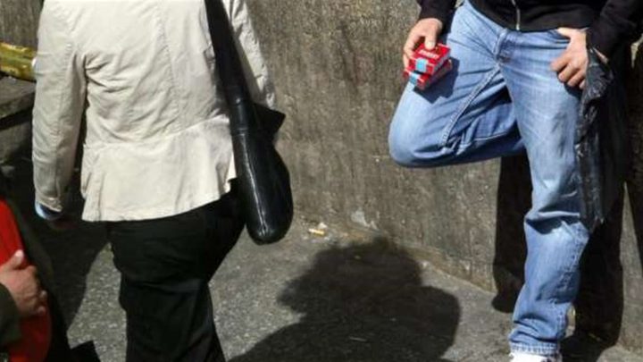 ينشل حقائب نسائية من داخل سياراتهن