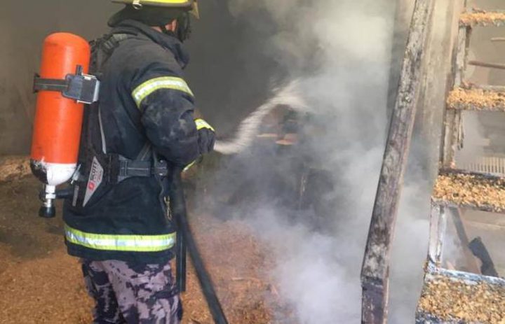 إصابة مواطنين إثر اندلاع حريق بمنزل