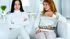 ما العلاقة بين اكتئاب منتصف العمر والصراع بين الأم وابنتها