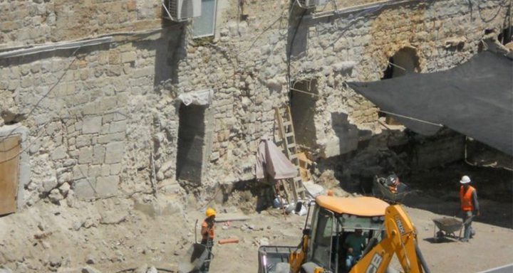 الاحتلال ينبش قبورا في بلدة كفر عقب