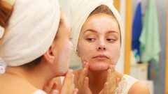 لهذه الأسباب عليك العناية ببشرتك ليلاً