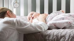 لماذا يجب أن ينام الرضع في غرف منفصلة عن أمهاتهم