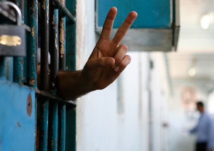 قصة أسير.. كيف يعيش الأسرى خلال اعتقالهم؟