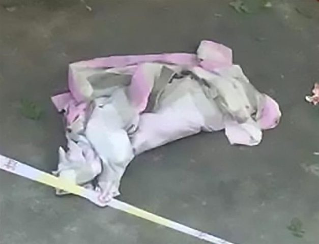 بالصور والفيديو| طالبة تلقي رضيعها من الطابق الرابع