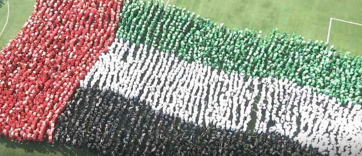 أبوظبي.. أكبر "علم بشري مرفرف" في العالم