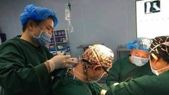 جراح عظام ينجح في معالجة ألمه أثناء  قيامه بعملية جراحية