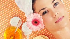 اكتشفي فوائد العسل للبشرة الدهنية وحب الشباب!