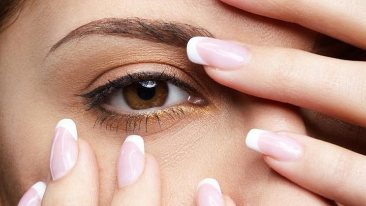 عادات يومية  للتخلص من مشاكل محيط العينين