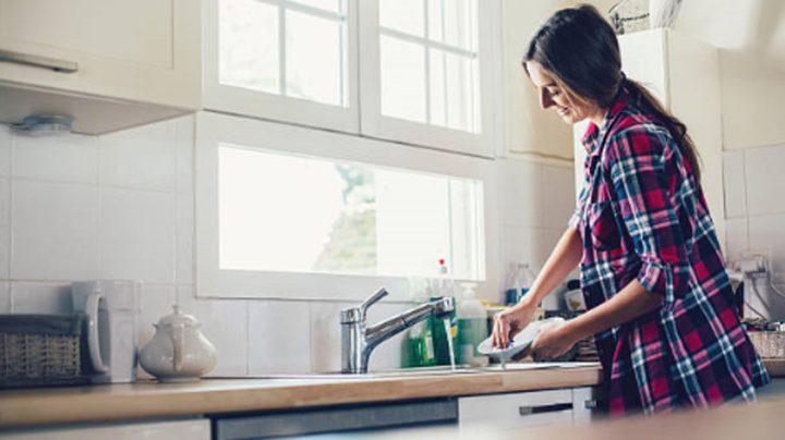 بشرى سارة.. هذه هي فائدة غسل الصحون وطي الملابس!