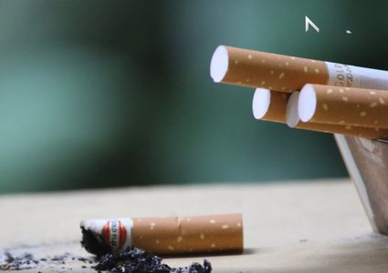 الجلوس لفترات طويلة أو التدخين.. أيّهما أخطر؟ (فيديو)