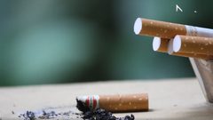 الجلوس لفترات طويلة أو التدخين.. أيّهما أخطر؟ (فيديو)