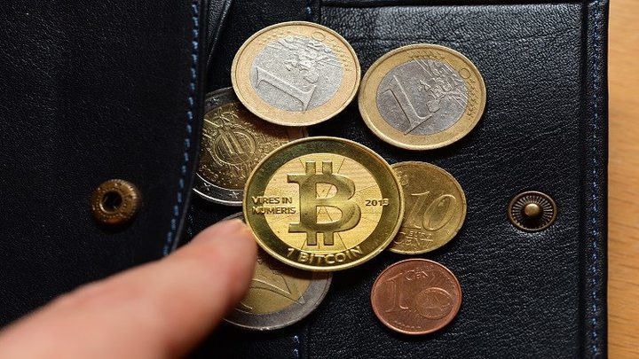 "بيتكوين" تكسر حاجز 10 آلاف دولار