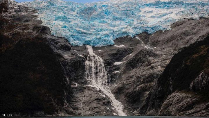 انفصال كتلة ضخمة عن نهر جليدي في جنوب تشيلي