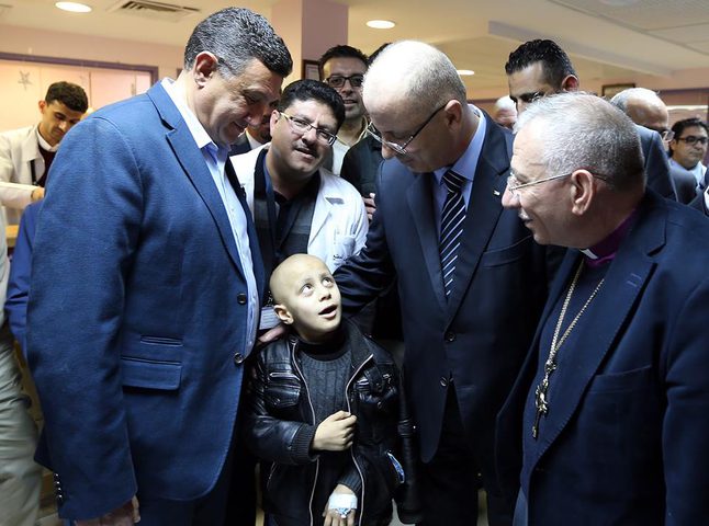 رئيس الوزراء يتفقد مستشفى "المطلع" في القدس