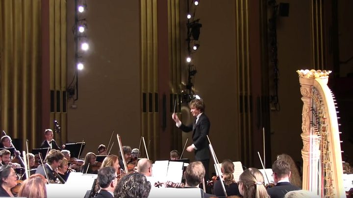 امرأة سبب في  اضحاك قائد الأوركسترا أثناء الحفل؟