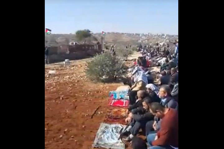 أهالي قصرة يقيمون صلاة الجمعة بمنطقة استشهاد المواطن عودة (فيديو)