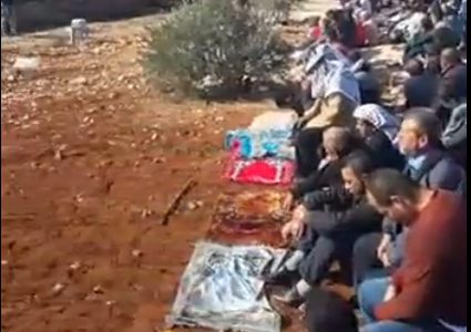 أهالي قصرة يقيمون صلاة الجمعة بمنطقة استشهاد المواطن عودة (فيديو)