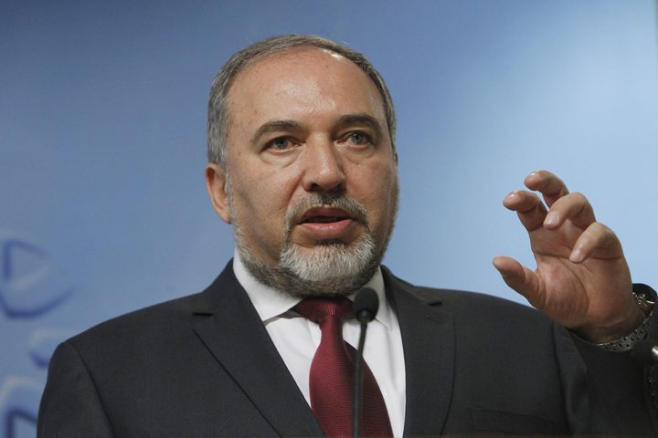 ليبرمان يشرعن "القتل" بمدحه قتل الشهيد عودة!