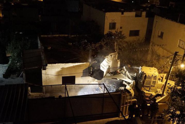 هدم منزل أسير في قباطية واصابة العشرات بالاختناق(فيديو)