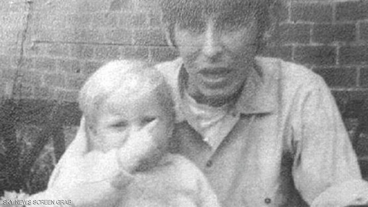 صورة قديمة تكشف جريمة بحق رضيع.. وتقود بالفاعل إلى السجن