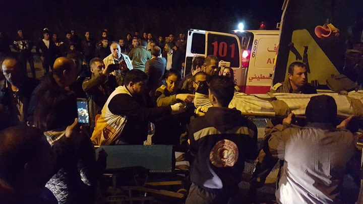 الآف المواطنين يشيعون "شهيد الأرض" محمود عودة