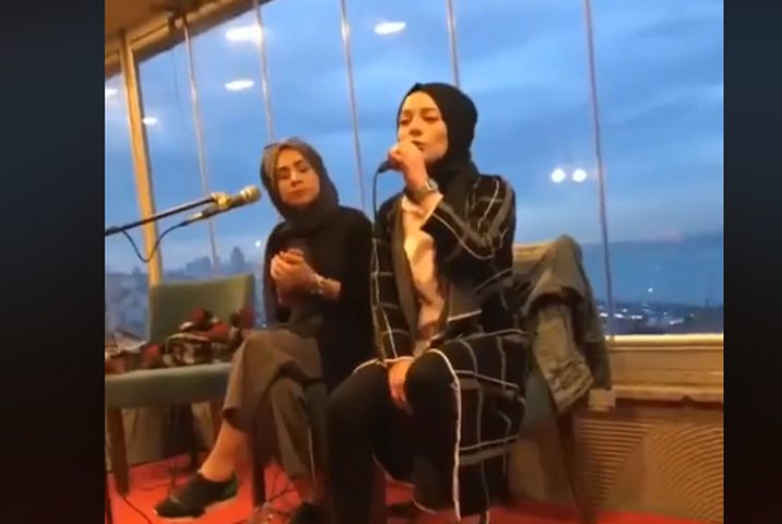 شاهد: وفاة فتاة تركية أثناء غنائها