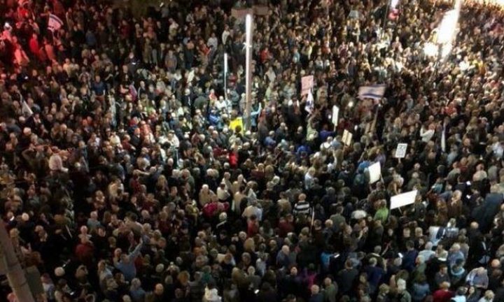 آلاف الإسرائيليين يتظاهرون ضد فضائح الفساد المالي