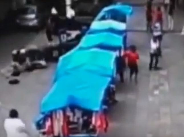 شاهد..سائق يجتاح مارة في البرازيل