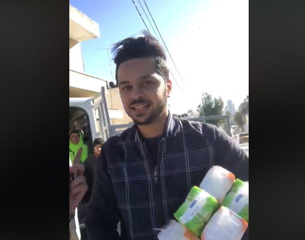 فتى المناديل الورقية في فلسطين ليس نصابا ولا متسولا