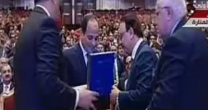 السيسي يتسلم أول هاتف محمول صنع في مصر