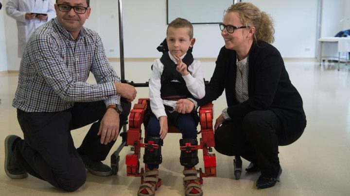روبوت لتمكين الأطفال المشلولين من المشي