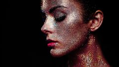 لهذه الأسباب الخطيرة.. احذري استخدام مكياج الـ”غليتر”!