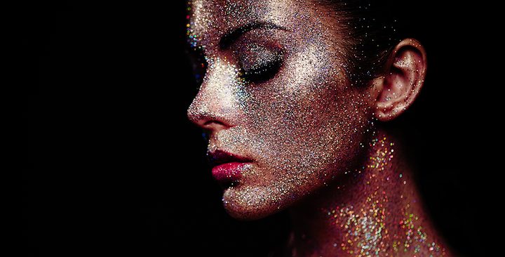 لهذه الأسباب الخطيرة.. احذري استخدام مكياج الـ”غليتر”!