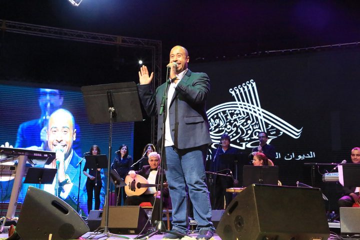 يوسف العماني يغني الامارات بخمس لغات بمناسبة اليوم الوطني