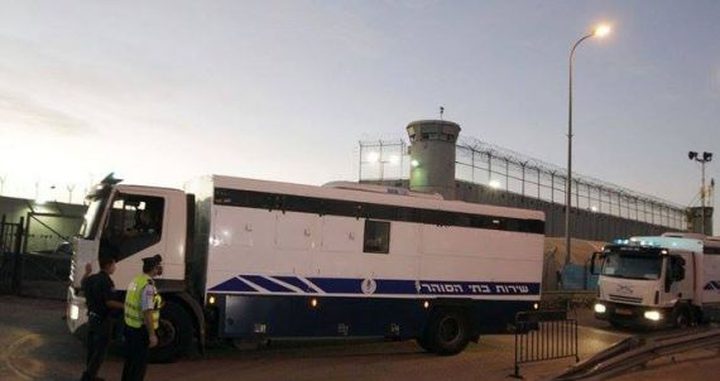 أسرى عسقلان ومجدو يشتكون من معاناة النقل في البوسطة