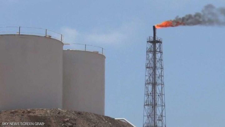 النفط يتراجع مع زيادة منصات الحفر الأميركية