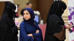 هل سيتم إلغاء شرط إذن السفر للمرأة السعودية؟